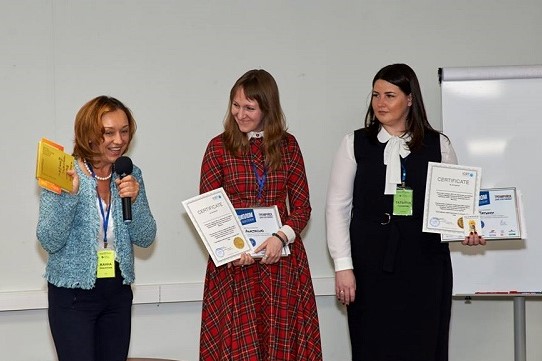 Жанна Завьялова, ICBT, вручает призы победителям